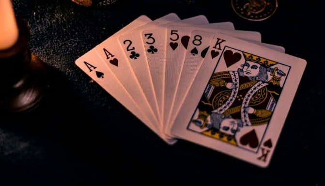 joya casino বাংলাদেশে বিজয়ী খেলোয়াড় মোবাইলে পুরস্কার উদযাপন করছেন